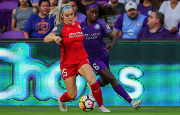 Portland Thorns defender Ellie Carpenter (left) battles with Orlando Pride forward Chioma Ubogagu. (Photo by Joe Petro/Icon Sportswire via Getty Images)