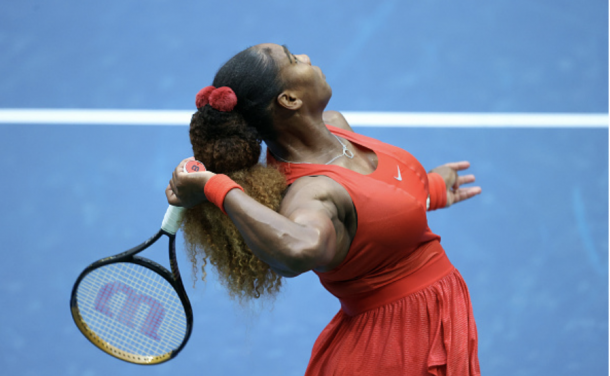 Serena serving in the opening set (Photo: Al Bello)