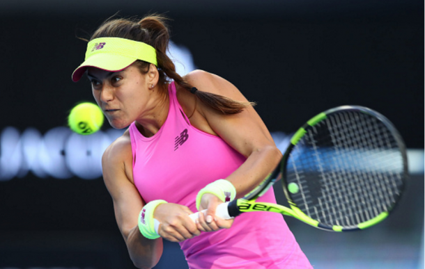 Sorana Cîrstea hitting a backhand in her fourth round match  | Photo: Cameron Spencer / Getty Images