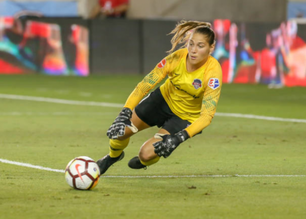 Aubrey Bledsoe makes a diving save against the Houston Dash: Photo: Leslie Plaza Johnson - Icon Sportswire via Getty Images