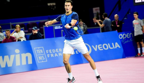 Kenny De Schepper stikes a forehand shot (photo: opensuddefrance)