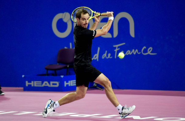 Richard Gasquet gears up to hit a return (photo: opensuddefrance)