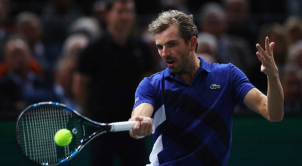 Julien Benneteau strikes a forehand shot (Photo: Dean Mouhtaropoulos/Getty Images)