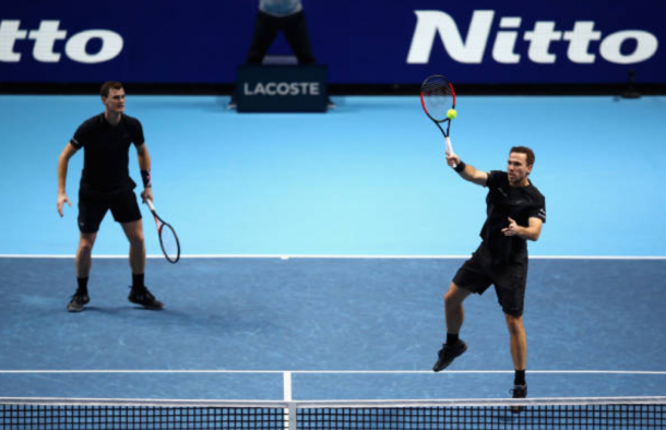 Bruno Soares executes a perfectly timed volley with Jamie Murray watching on (Photo: Clive Brunskill/Getty Images)