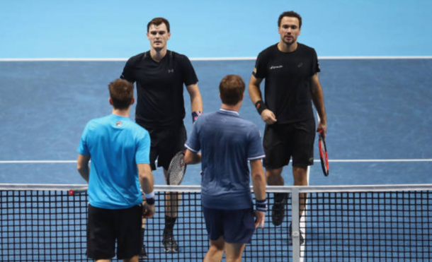 Jamie Murray and Bruno Soares shake hands with Henri Kontinen and John Peers following their straight sets loss (Photo: Clive Brunskill/Getty Images