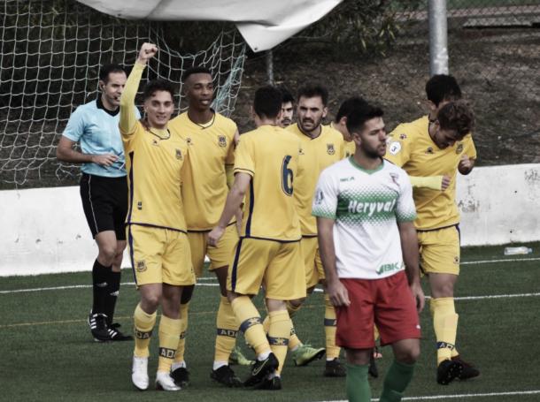 César hizo el 0-2 tras rematar a gol un centro raso de Guito. Foto: Twitter de la AD Alcorcón (@AD_Alcorcon).