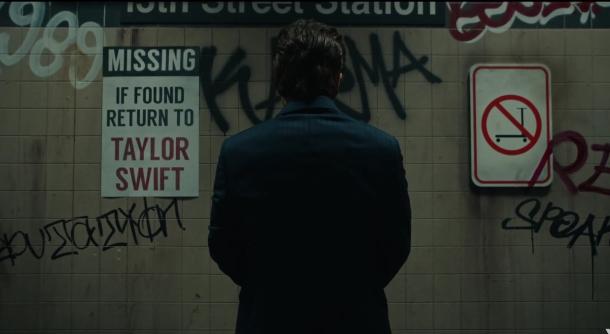 Escena de estación de metro con grafiti de los discos y la placa de no aparcar patinetes // Foto vía Instagram: @taylorswift