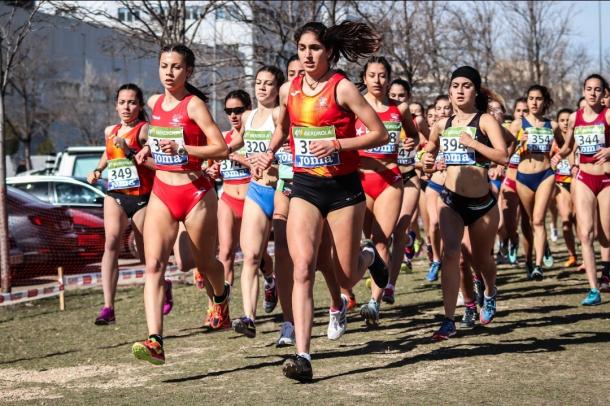 Ángela Viciosa liderando la carrera en Zaragoza. / Foto: TrackMedia.