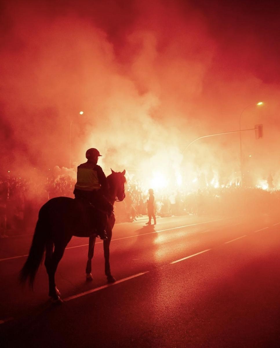 Policía durante un bengaleo en la previa del  Atlético de Madrid – Manchester United (Foto Daviz Martínez).