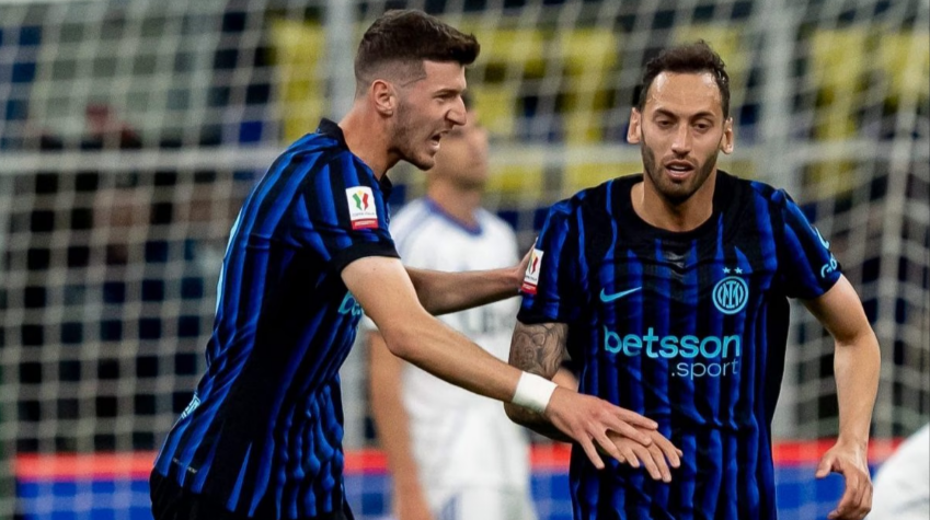 Calhanoglu esulta dopo la rete del 2-2 contro il Como a San Siro