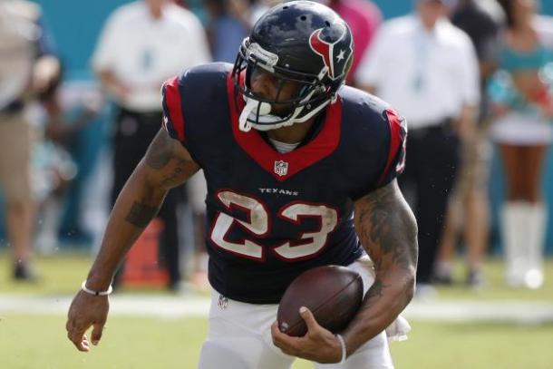Houston Texans running back Arian Foster carries the ball in a game against the Miami Dolphins. Image via Wilfredo Lee/AP