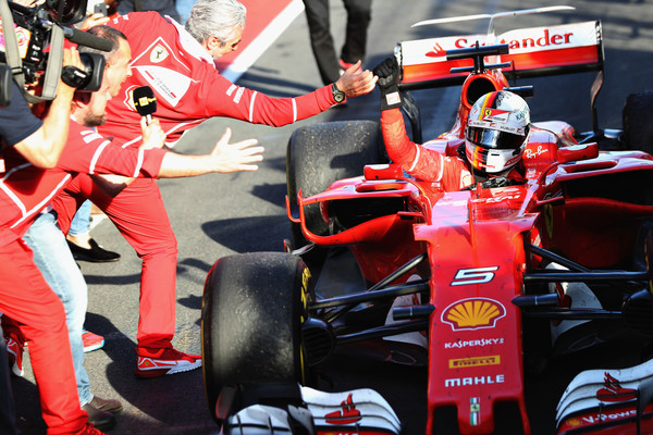Maurizio Arrivabene attende Vettel nella pit lane. E' una delle immagini che racchiudono a pieno lo spirito della Ferrari. Fonte foto: Getty Images AsiaPac
