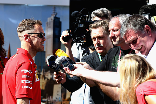 Vettel atendiendo a los medios con su nuevo look. Fuente: Getty Images