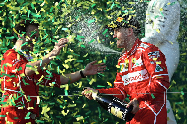 Sebastian Vettel fa festa sul podio di Albert Park. Per lui è arrivato un successo che mancava da settembre 2015. Fonte foto: Getty Images AsiaPac