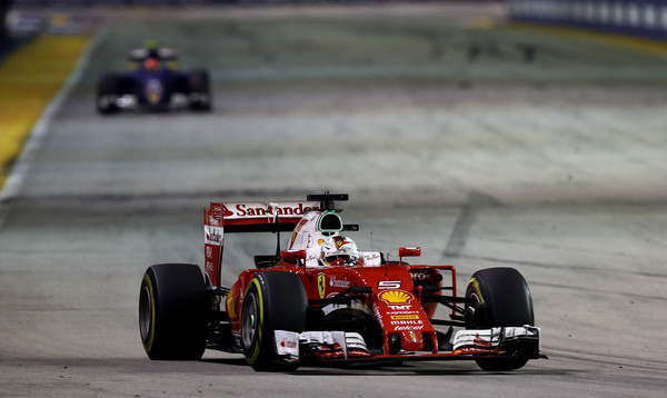 Sebastian Vettel en el circuito urbano de Singapur | Fuente: Getty Images