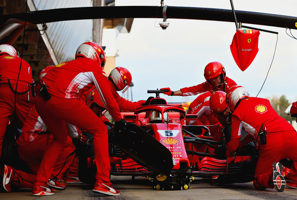 Ferrari realizando un pit-stop durante los test de pretemproada. Fuente: Getty Images