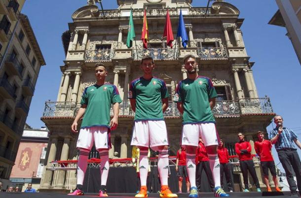 Berenguer (izquierda), David García (centro) y Roberto Torres (derecha) posan con la segunda equipación. Foto: Osasuna.