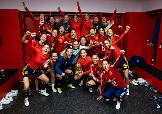 Selección de España Femenino en la Cartuja con el Balón de Oro de Alexia // Fuente: Selección española