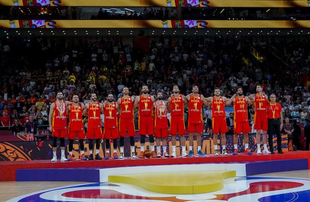 La Selección española, en el podio tras ganar el Mundial | Foto: FEB