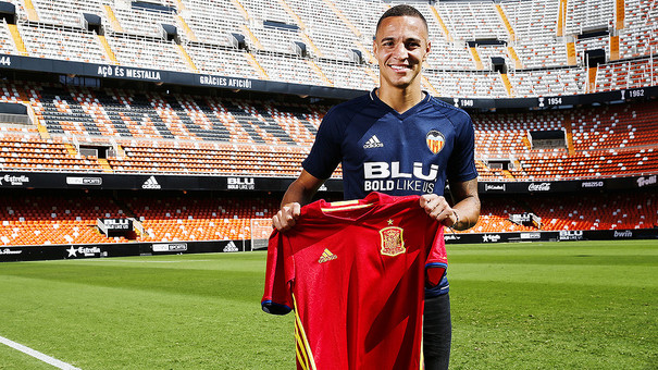 Rodrigo posa con la camiseta de la selección | Fotografía: Valencia CF