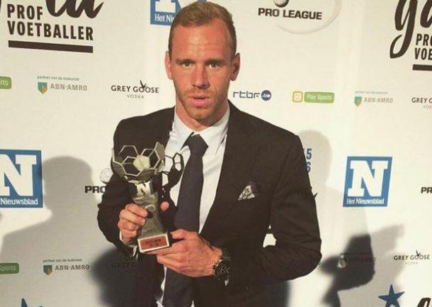 Sels pictured with his Belgian Pro League Keeper of The Year award (Photo: thenorthernecho.co.uk)