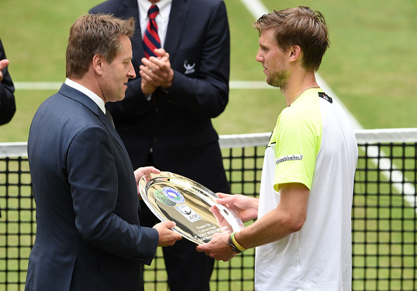 Andreas Seppi receives the runner-up shield last year (Getty/Bongarts/Thomas Starke)