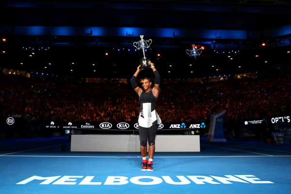 Serena Williams proudly lifts her 23rd Grand Slam title | Photo: Clive Brunskill/Getty Images AsiaPac