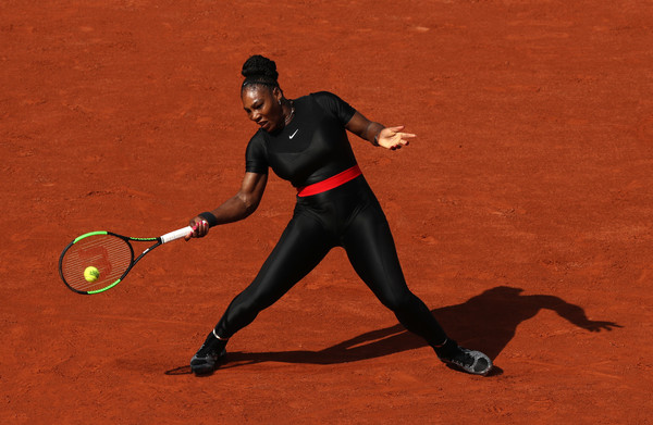 Serena Williams had to dig deep to claim the tough first set | Photo: Matthew Stockman/Getty Images Europe