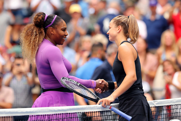 Williams and Muchova meet at the net after the match | Photo: Getty Images North America