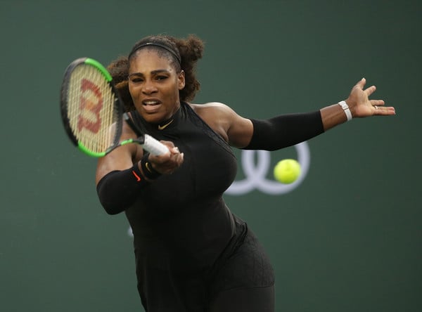 Serena Williams' groundstrokes looked as powerful as before, and her impressive play was able to help her claim a 7-6, 7-5 victory | Photo: Jeff Gross/Getty Images North America