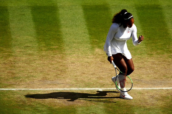 Serena Williams celebrates winning a point | Photo: Clive Brunskill/Getty Images Europe