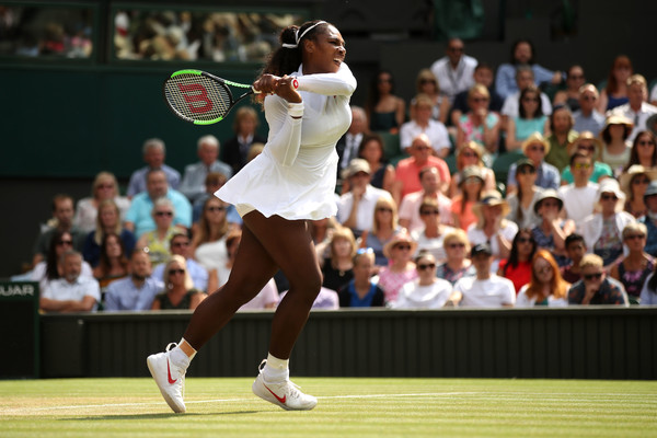 Serena Williams in action on the Centre Court | Photo: Julian Finney/Getty Images Europe