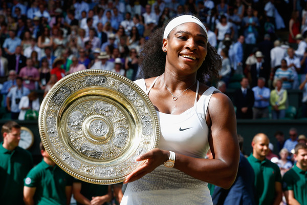 Last year's Wimbledon singles Champion, Serena Williams holding up her trophy. | Photo: Julian Finney/Getty Images