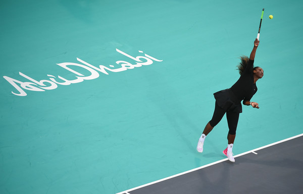 Serena Williams in action at the Abu Dhabi exhibition | Photo: Tom Dulat/Getty Images Europe