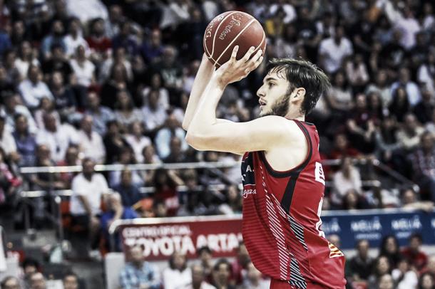 Sergi García en suspensión / Foto: Basket Zaragoza