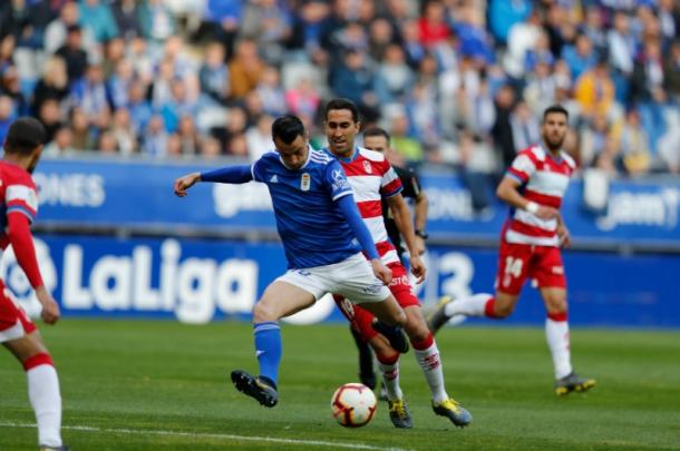 Sergio Tejera trata de batir a Rui Silva en la primera parte. | Imagen: Real Oviedo