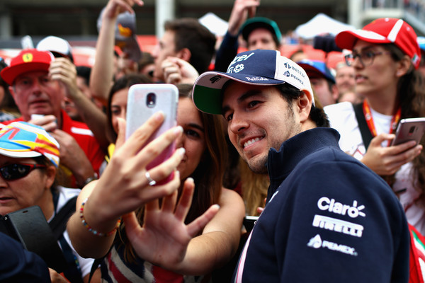 Pérez con fans hoy en el Circuit de Barcelona-Catalunya. Fuente: Getty Images