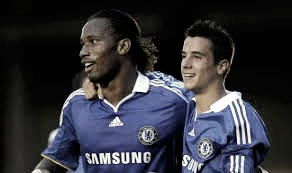 Sergio Tejera junto a Didier Drogba durante su etapa en el Chelsea. Fuente: Chelsea CF