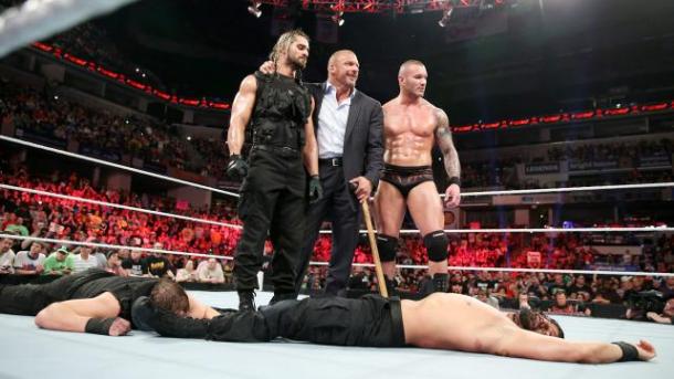 Seth Rollins traiciona a The Shield (WWE.com)