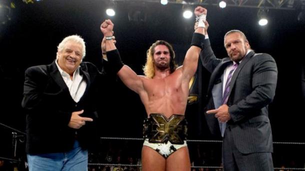 Rollins junto a Triple H y Dusty Rhodes tras coronarse como el primer campeón de NXT (WWE.com)
