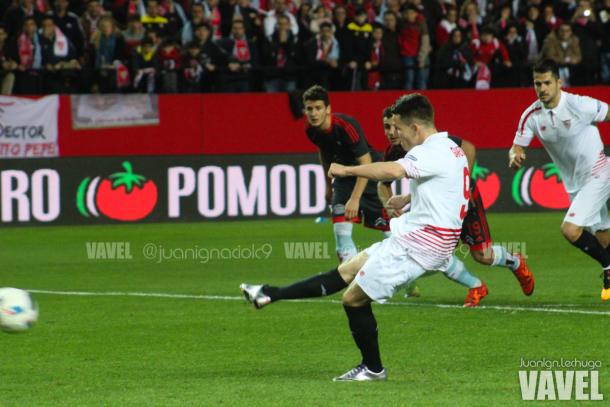 Gameiro transforma un penalti en el Sevilla - Celta de Copa| Imagen: Juan Ignacio Lechuga (VAVEL)