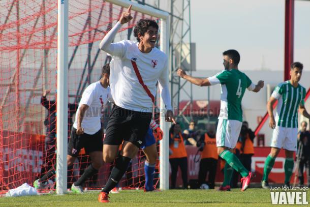 Carlos Fdez celebrando un gol el año pasado