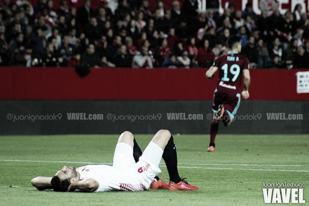 Rami se lamenta tras encajar un gol en la derrota en casa frente a la Real Sociedad. Al fondo, Yuri celebra el tanto. Imagen: Juan Ignacio Lechuga (VAVEL)