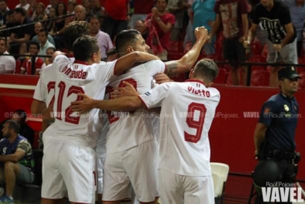 El Sevilla de Sampaoli celebra otra victoria. | FOTO: Raúl Pajares - VAVEL