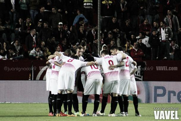 Los jugadores del Sevilla hacen piña en un partido de esta temporada ante la Real Sociedad. Imagen: Juan Ignacio Lechuga (VAVEL)