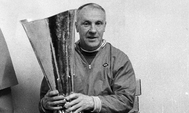 Bill Shankly proudly holds the UEFA cup in 1973 (image: dailymail.com)
