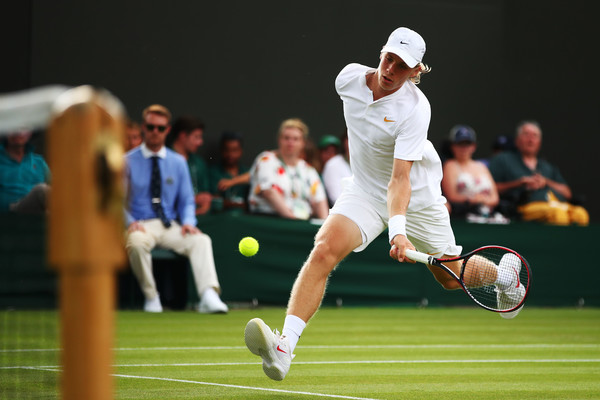 Shapovalov charges in on a forehand. Photo: Clive Brunskill/Getty Images