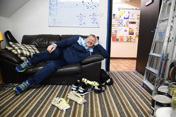 Wayne Shaw en el sofá en el que duerme en las oficinas del club | Fotografía: Andy Hooper