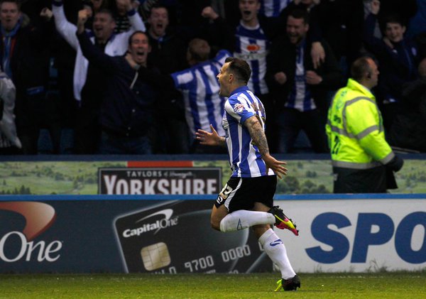 Wallace celebra su gol con la afición de los búhos | Foto: Sheffield Wednesday