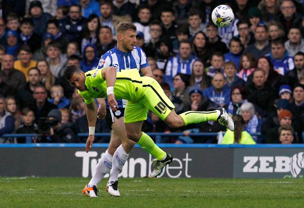 Tomer Hemed y Bannan luchan por el balón | Foto: Sheffield Wednesday FC